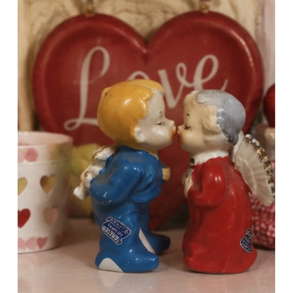 VTG Japan Kissing Baby Angel ‎ & Boy S & P Shaker w/ Orig Stickers Figurine